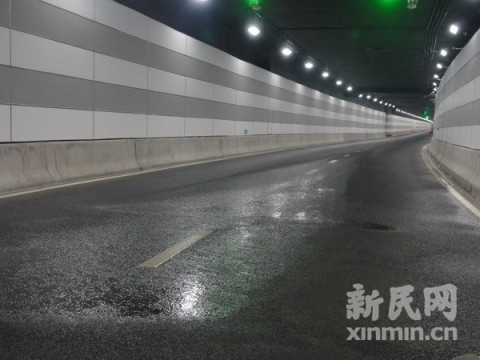 新建隧道通车未满1年路面出现渗水(图)