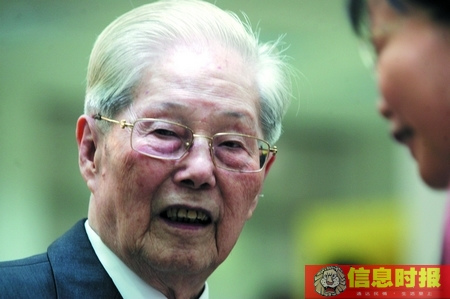 92岁教授捐出8000册藏书曾是沈从文弟子(图)