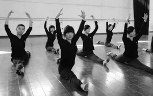 保持身形对于舞蹈系的学生来说是件非常艰苦的事情（资料片）