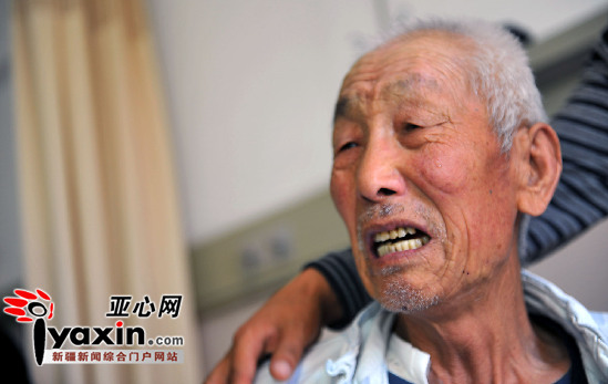 刘继强老人在医院接受治疗