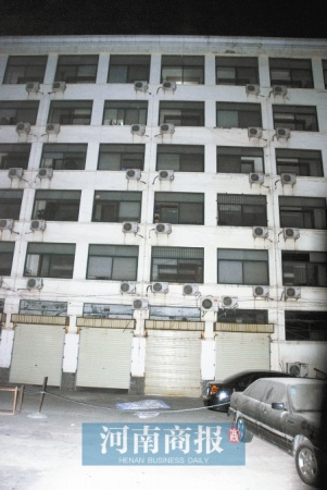 男子从洗浴中心楼上跳下后身亡　河南商报记者 王春胜/摄