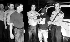 长航黄石警方抓获嫌犯。通讯员赵强 摄 长航黄石警方抓获嫌犯。通讯员赵强 摄