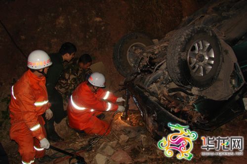 19日晚22时34分左右，一皮卡车行驶至巫溪县峰灵乡两巫路一下坡路段时翻下深沟，造成1死3伤。 华龙网发