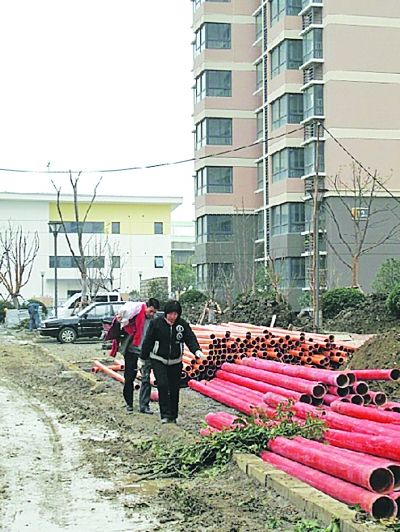 小区内部已经基本完工，只是少人收拾。