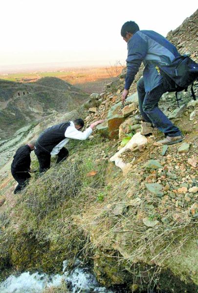 出事地点地势险恶。这是去年12月，冯武飞（左一）带领本报记者攀爬台阶时的照片。