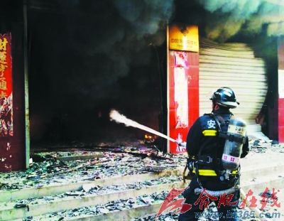 消防队员赶到后，经过一小时扑救大火得以熄灭。合肥晚报