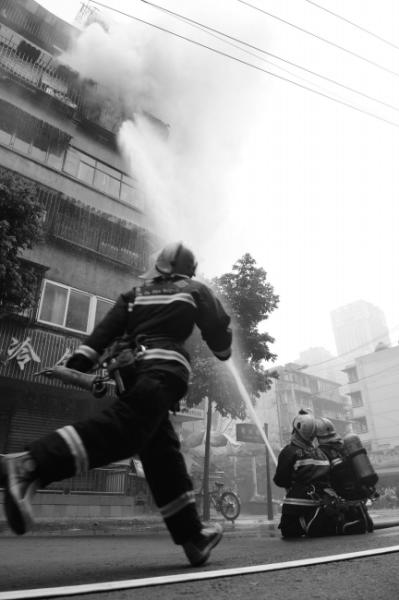 消防员用高压水枪灭火