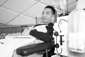 年轻的唐小平是“老献血”了，坐进献血屋，他一点不紧张 王亚东 摄