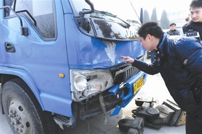 民警在事故现场勘查。