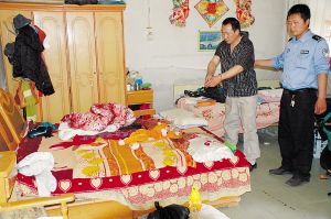 嫌犯申天良指认“2010·5·07”抢劫杀人案现场。（警方提供）