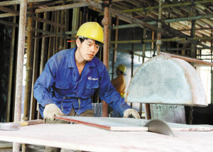 建築工地的工作給了邱華樂寫作的靈感。