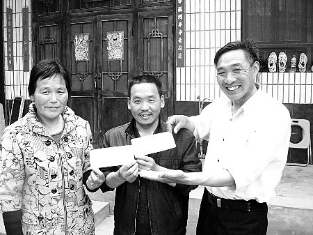 拿着王常安夫妻给他的10万元创业基金，赵利强（中）说他一定好好干。