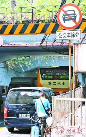 一辆公车赫然跟在公交车后逆行。郑思远摄 一辆公车赫然跟在公交车后逆行。郑思远摄