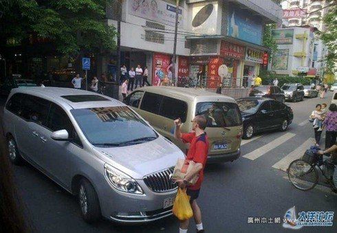 大洋网友报料,一老外在淘金北路拦截了一辆车牌为“广JXXXXX”的公车,并用彪悍的中文大喊:“这里不许走,不可以的。” 大洋网友报料,一老外在淘金北路拦截了一辆车牌为“广JXXXXX”的公车,并用彪悍的中文大喊:“这里不许走,不可以的。”