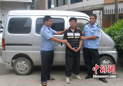 图为被桂平警方擒获的犯案男子及其面包车。梁添球摄