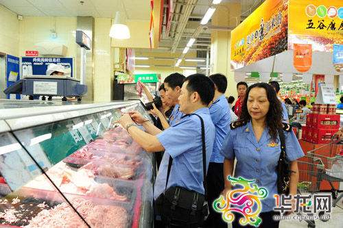沃尔玛超市沙坪坝区凤天店，工商执法人员正在超市检查假冒绿色猪肉 市工商局供图 华龙网发