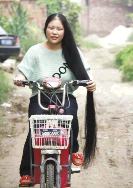 如果不把长发盘起来,纪双双走路时就会踩到,这样的头发有多长?