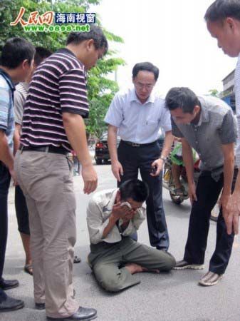 屯昌县委副书记雷雨下车查看该男子情况。