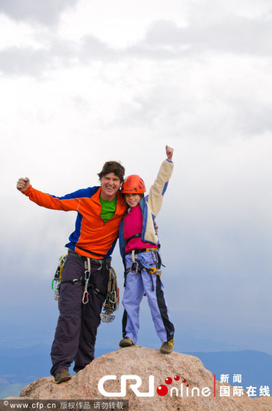 美国9岁女孩耗时逾11小时攀岩征服落基山悬崖 （国际在线/CFP）