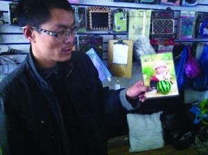 女童的表叔向记者展示小文文的照片。 本版摄影 快报记者 姚斌