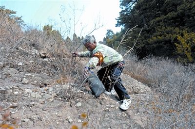 山上很多地方连小路都没有，已64岁的李老汉就这样爬坡翻沟巡山16年。
