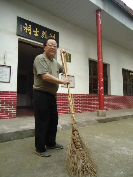 病残老汉守护烈士祠27年(图)