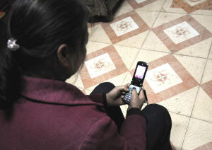 翠英在看孩子发来的短信 金奉乾 摄