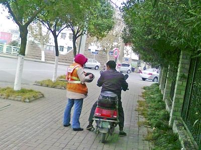 环卫女工冬天路边捧锅吃早饭图