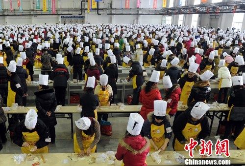 1月16日上午，长春农博园内，2012人一起动手包饺子，以此共度“小年”，迎接中国农历龙年的到来。此举也创造了“最多人参加的烹饪课”吉尼斯世界纪录。 中新社发 李鸿� 摄