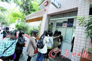 昨日上午，越秀公园正门一公共厕所的女厕所门口排起了队。记者杜江 摄