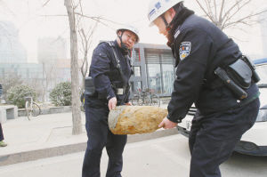 民警找到了弹头，准备送到安全地点销毁。记者 李莉雅 祁鹏娜 摄