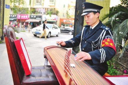 保安自学古筝小区门口弹奏走红网络(图)