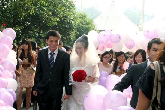 5月17日，重庆西南大学一对大四学生举行毕业婚礼，简短的婚礼仪式仅花费120多元。