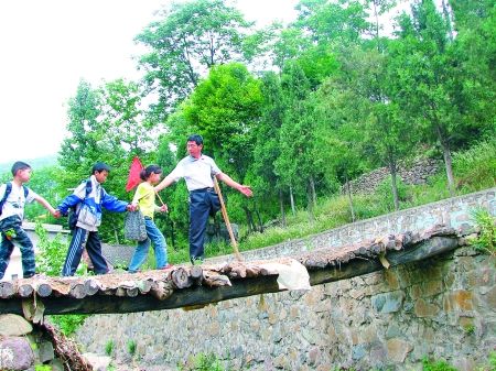 孙克会护送孩子过桥