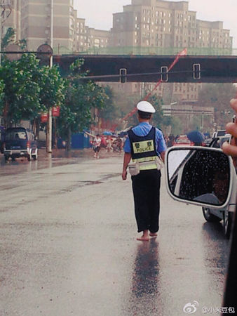 警察雨中光脚指挥交通