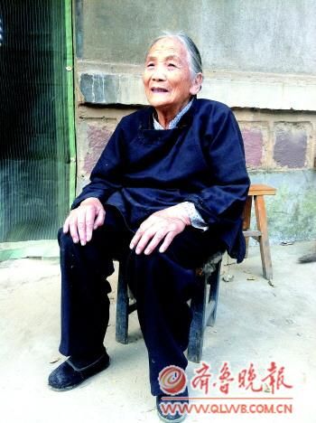 葛桂英老人坐在院子里歇息。　本报记者　高祥　摄 