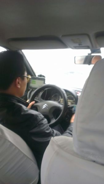 出租车司机开车玩平板电脑引网友吐槽(组图)
