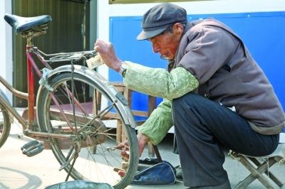 胡汉生老人在修车.谢社发