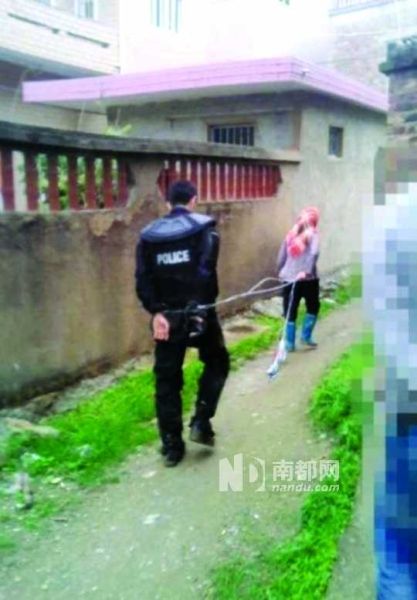 福建惠安县农妇绳牵综治协警员的照片，日前在网上引发热议。