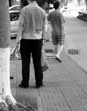 ���ú�ɫ���ϴ�������ǹ֧�����ڡ� ��������ͼƬ���Ϲ����б������ﴺ����