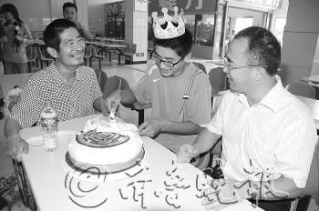 学校为云龙买来生日蛋糕,这是他第一次过生日。本报记者 姜文洁　摄