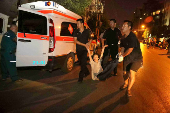 2013年9月2日，郑州，女子被特警抬至救护车。