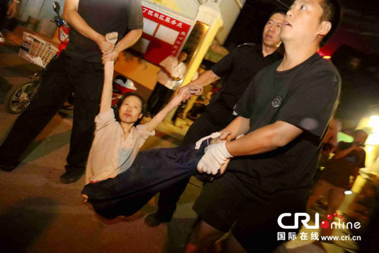 2013年9月2日，郑州，女子被特警抬至救护车。