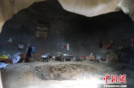 男子隐居洞穴8年捡柴做饭被称"城外人"(组图)