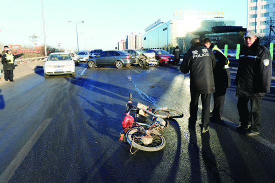 事故现场出现一辆被撞坏的电动自行车，不知道它的主人为什么要进入高速内 摄/法制晚报记者刘畅