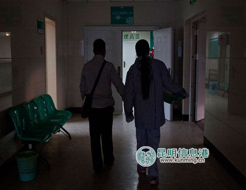 在楚雄州精神病医院，爸爸牵着小华的手，将她送入护理区