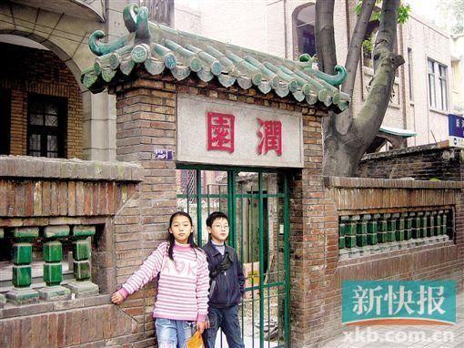 ■十年前,甄婉莹(右)和谢唯祎(左)在润园前合影。
