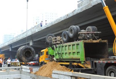 渣土车疑因躲避车辆冲破高架桥护栏坠下(图)