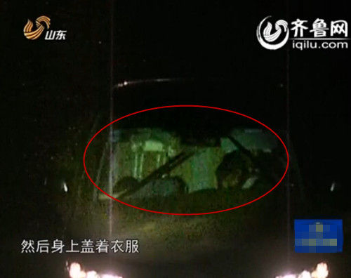 　　高速监控拍摄到的嫌疑人驾车载死者逃离（视频截图） 