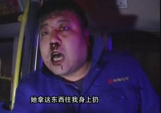 女乘客掏出胯下卫生巾甩公交司机脸上泄愤